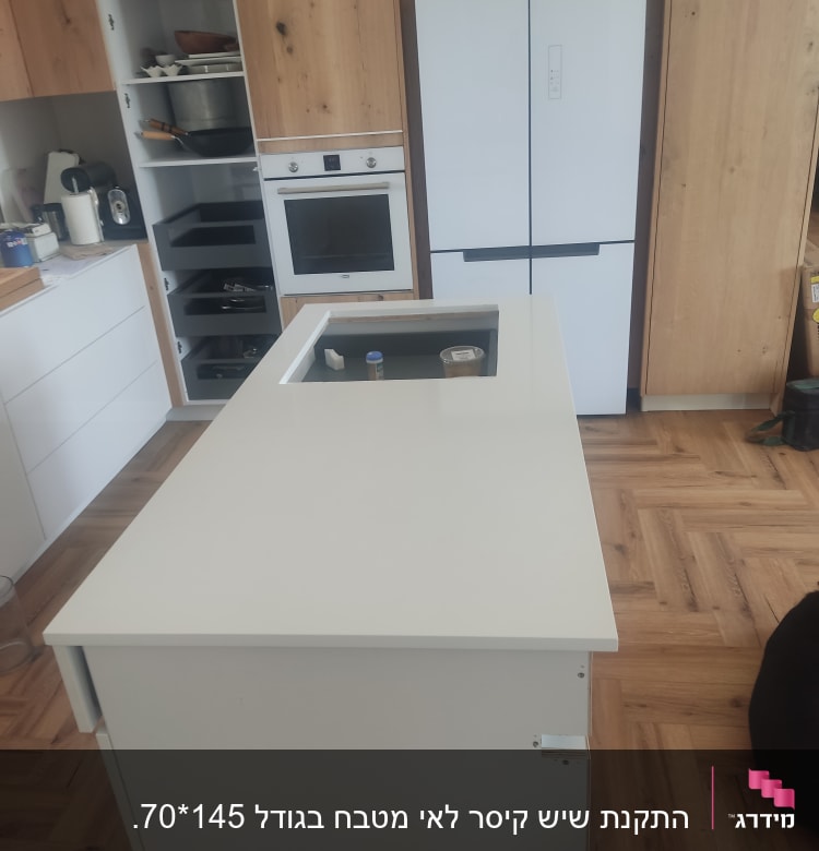 משטח שיש לבן במטבח מודרני עם ארונות עץ